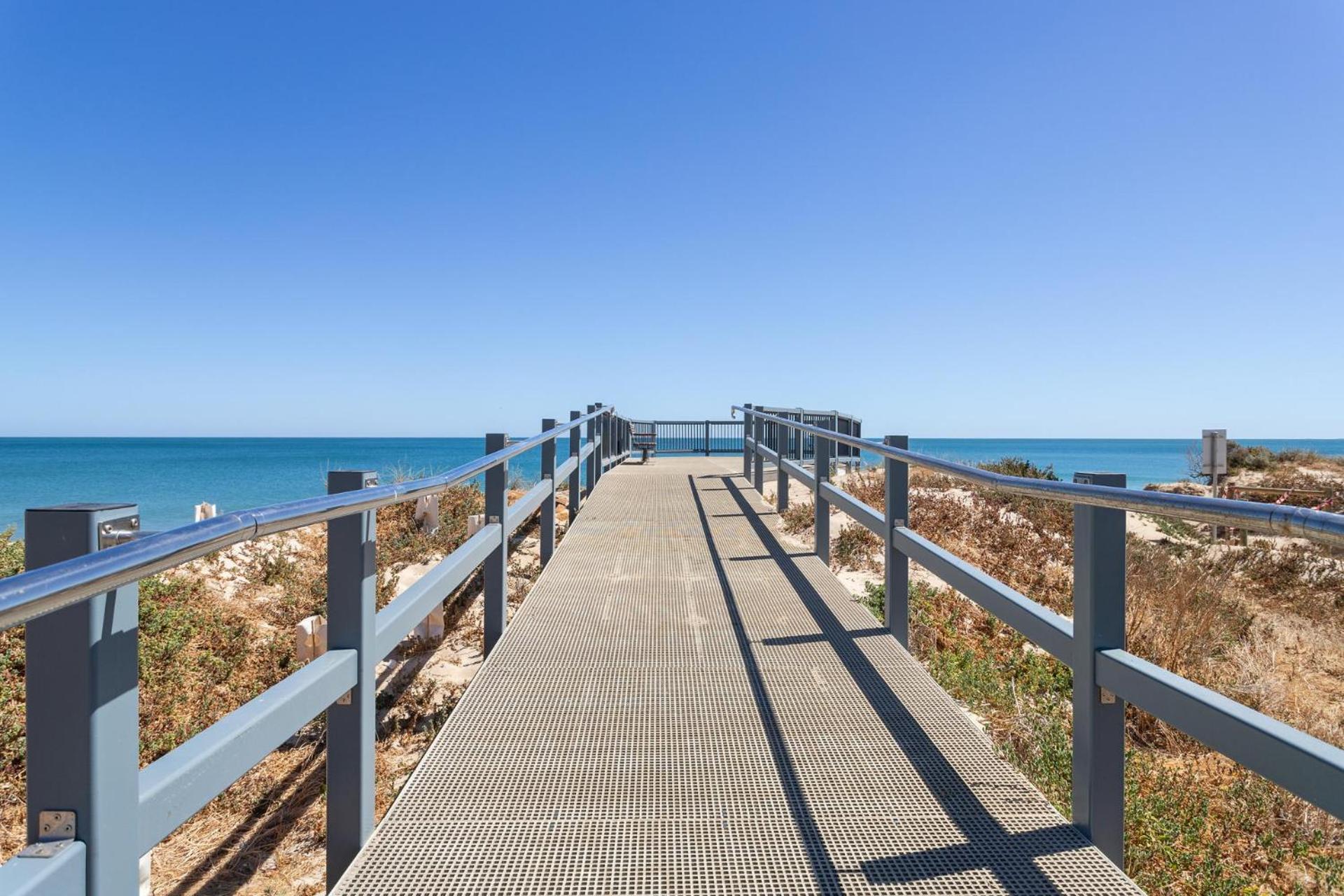 Lush Garden Retreat By The Beach Villa Mandurah Exterior foto